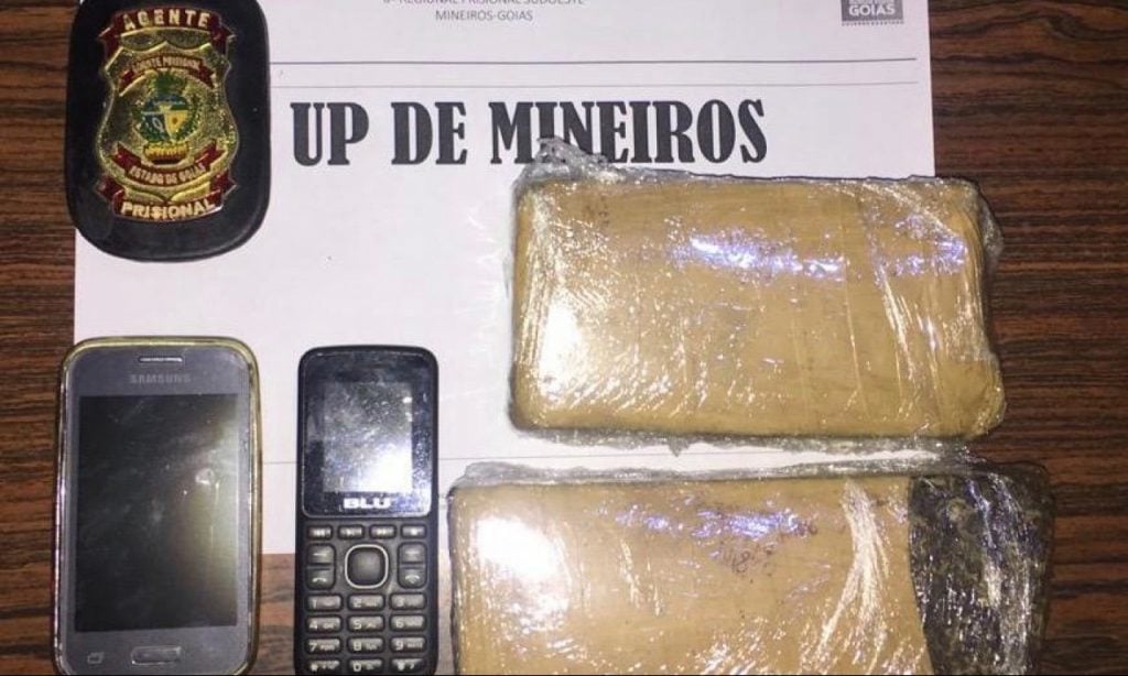 Imagem Ilustrando a Notícia: Agentes interceptam entrada de drogas e celulares em presídio