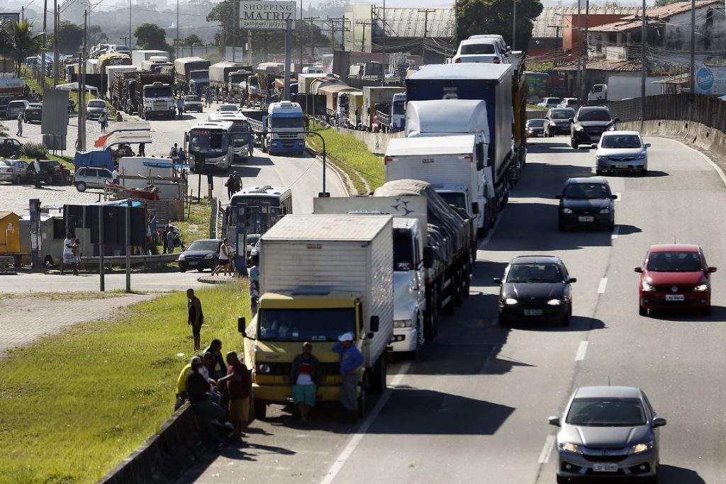 Imagem Ilustrando a Notícia: CNTA: cabe ao governo solução para evitar paralisação de caminhoneiros