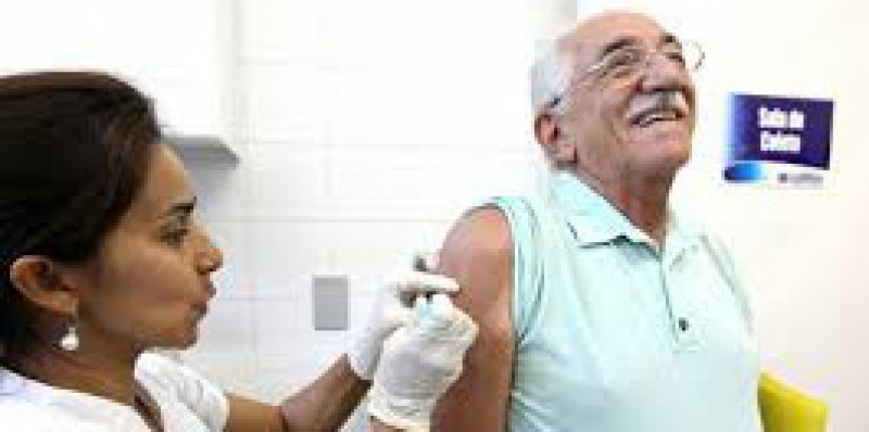 Imagem Ilustrando a Notícia: Idosos podem pedir vacinas em casa