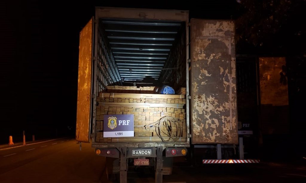 Imagem Ilustrando a Notícia: Caminhões madeireiros são apreendidos com madeira ilegal em Jataí