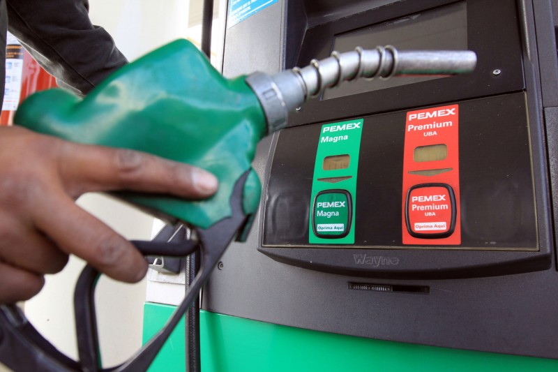 Imagem Ilustrando a Notícia: Gasolina e diesel terão a primeira variação de 2018 amanhã