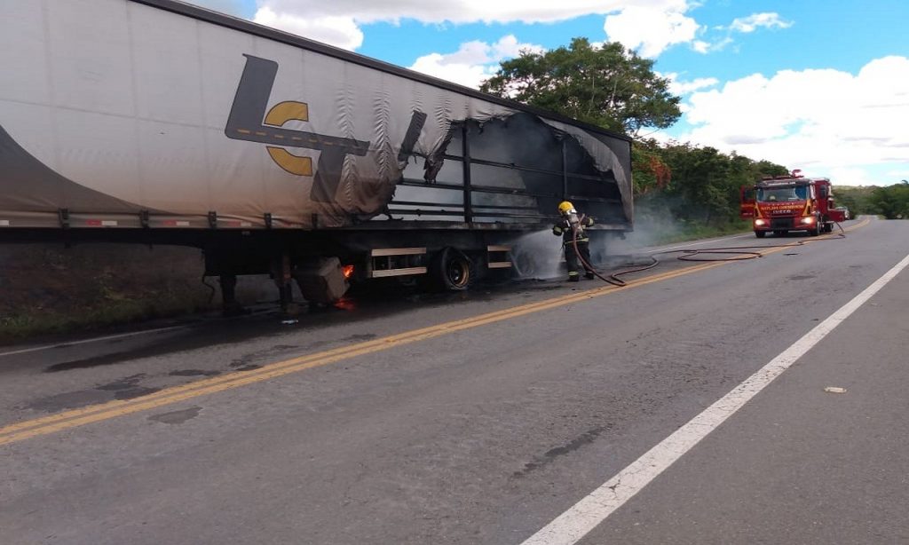 Imagem Ilustrando a Notícia: CBM-GO combate incêndio em carreta de caminhão na GO-330