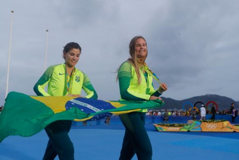 Imagem Ilustrando a Notícia: Medalha de ouro dá visibilidade às velejadoras Martina Grael e Kahena Kunze