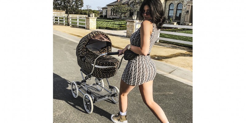 Imagem Ilustrando a Notícia: Kylie Jenner combina look com carrinho de bebê da filha