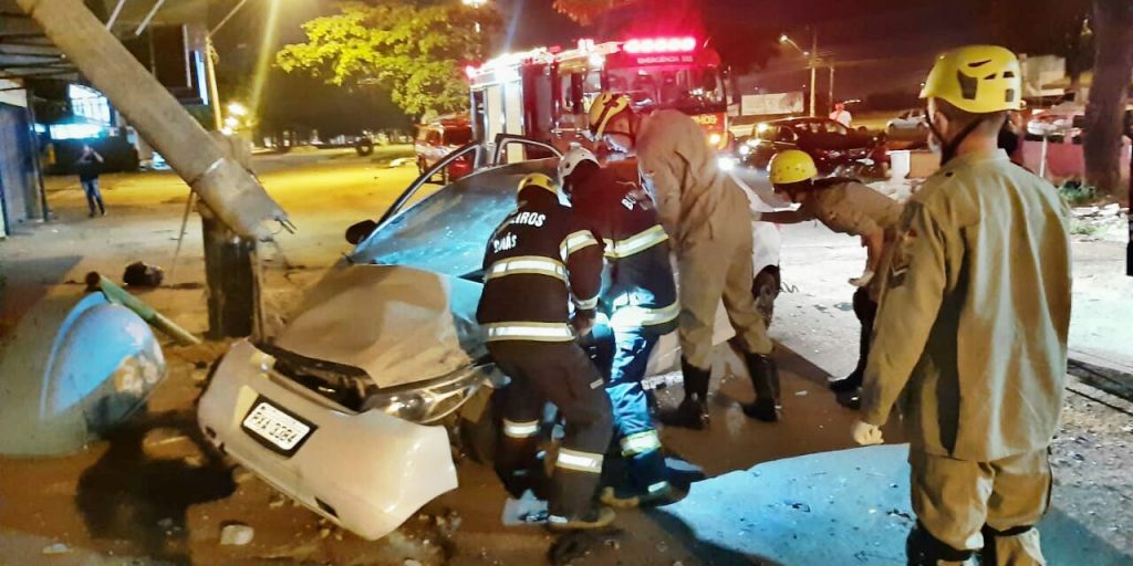 Imagem Ilustrando a Notícia: Homem fica ferido após veículo colidir em um poste, em Goiânia