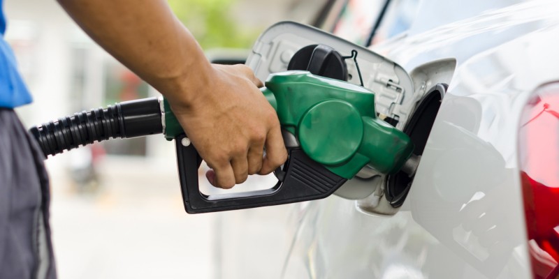 Imagem Ilustrando a Notícia: Preço médio da gasolina sobe e atinge recorde de R$ 3,85 para o consumidor