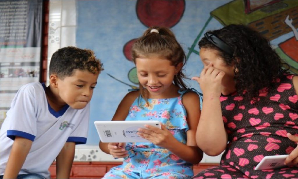 Imagem Ilustrando a Notícia: Projeto Aula Digital entrega material de apoio em escolas de Goiânia
