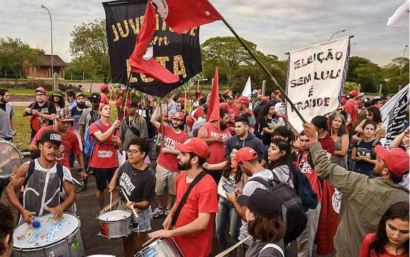 Imagem Ilustrando a Notícia: Manifestantes presos são liberados após a condenação de Lula, em Porto Alegre