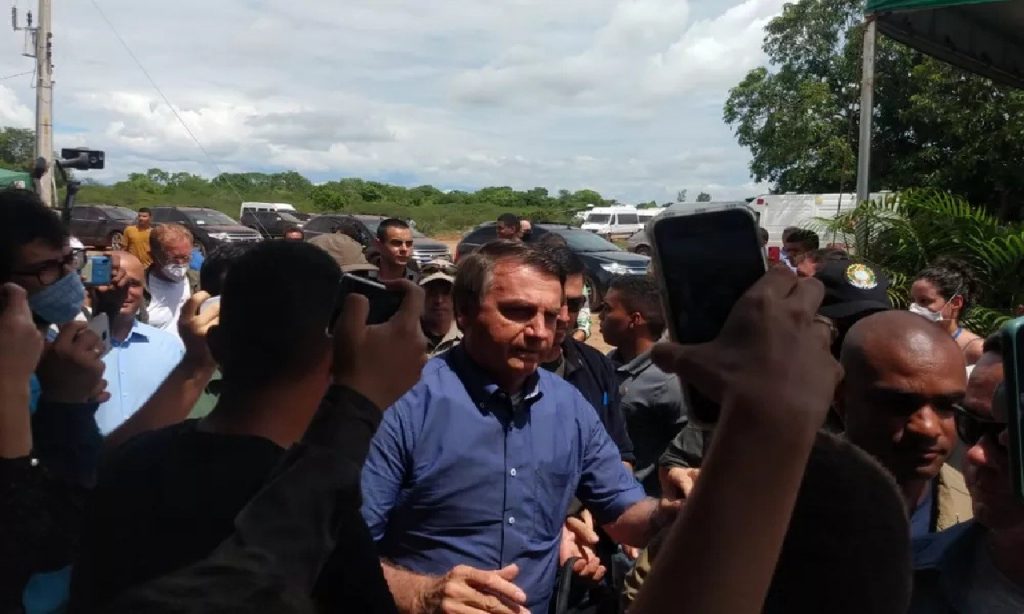 Imagem Ilustrando a Notícia: Bolsonaro entrega títulos de propriedade rural para famílias em Goiás