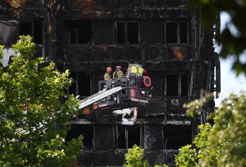 Imagem Ilustrando a Notícia: Theresa May destina 5,7 milhões de euros para vítimas de incêndio em Londres