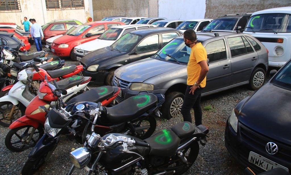 Imagem Ilustrando a Notícia: Leilão virtual negocia carros, sucatas e peças em Goiás