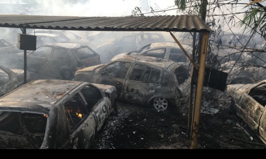 Imagem Ilustrando a Notícia: Depósito de veículos da Prefeitura pega fogo em Goiânia
