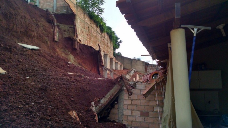 Imagem Ilustrando a Notícia: Deslizamentos deixam famílias desabrigadas em Ceres