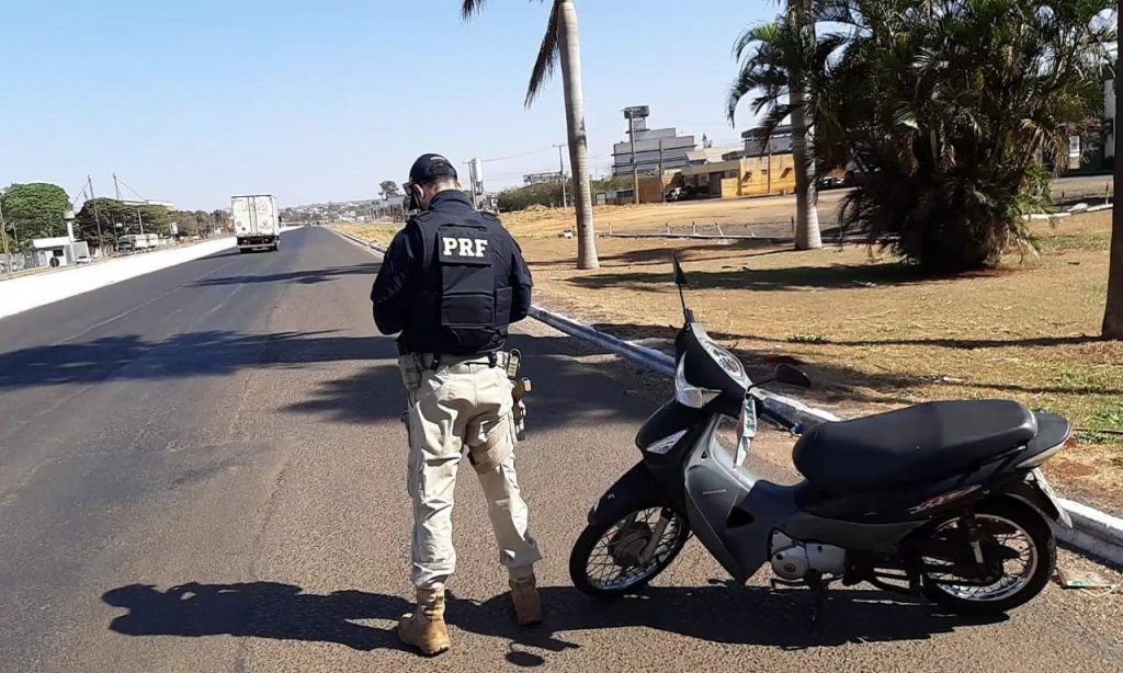 Imagem Ilustrando a Notícia: Motocicleta é apreendida com R$ 35 mil em multas, em Rio Verde