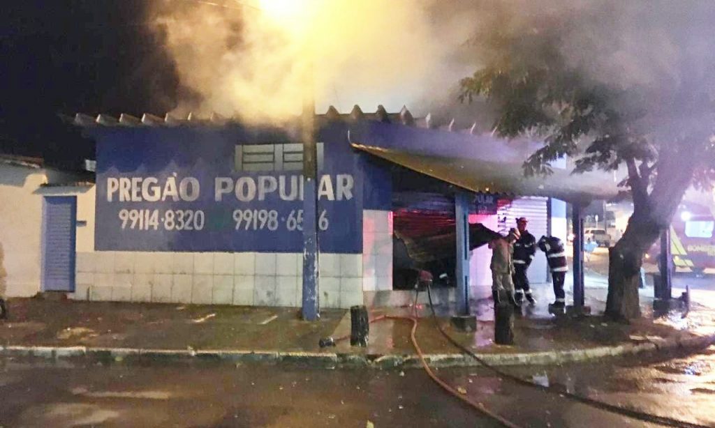 Imagem Ilustrando a Notícia: Loja de móveis usados fica destruída após incêndio, em Trindade