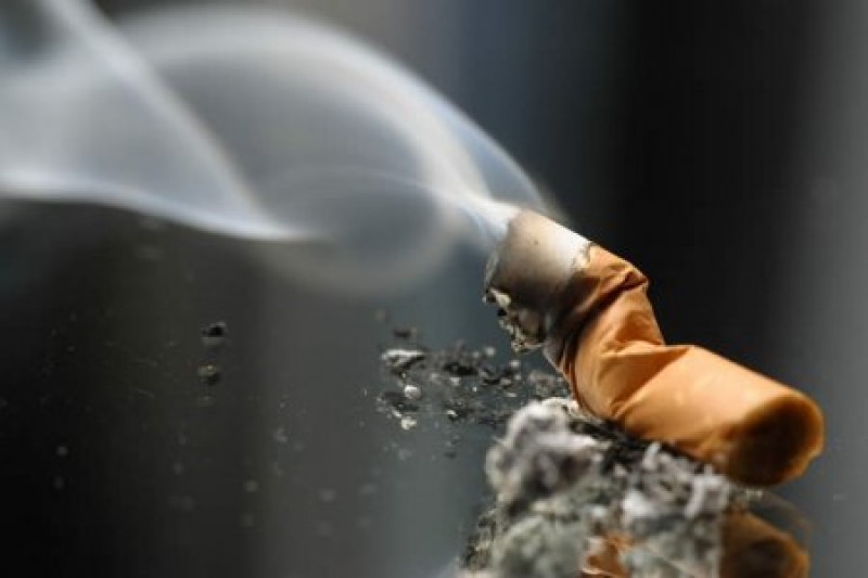 Imagem Ilustrando a Notícia: Desempregado e trabalhador que ganham menos fumam mais