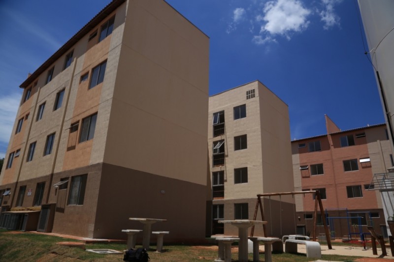 Imagem Ilustrando a Notícia: Cerca de 1.220 famílias são beneficiadas em sorteio de apartamentos