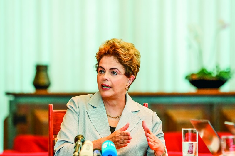 Imagem Ilustrando a Notícia: Dilma diz que PT é quem deve explicar ilegalidades