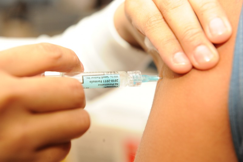 Imagem Ilustrando a Notícia: Postos voltam a vacinar trabalhadores da saúde e doentes crônicos contra gripe