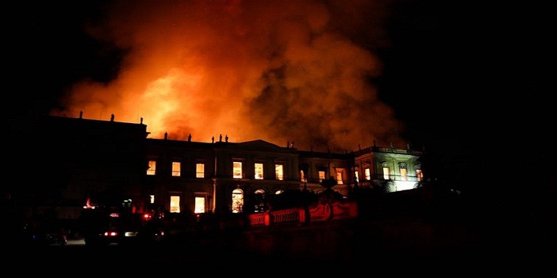 Imagem Ilustrando a Notícia: Incêndio no Museu Nacional foi controlado às 3h da manhã