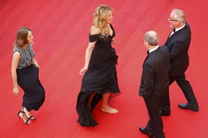 Imagem Ilustrando a Notícia: Julia Roberts aparece descalça no tapete vermelho em Cannes