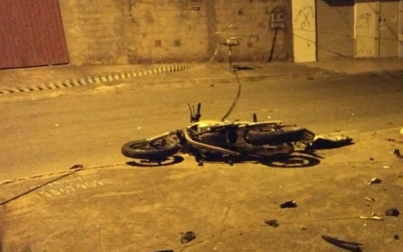 Imagem Ilustrando a Notícia: Motociclista morre ao bater moto contra carro em Goiânia
