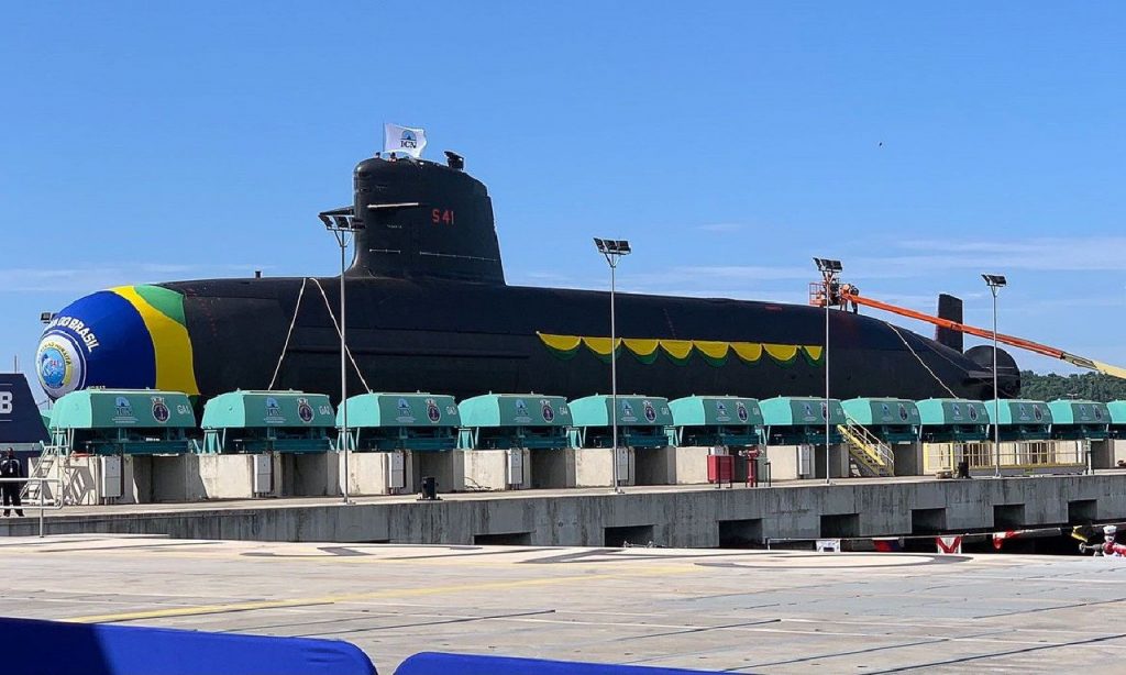 Imagem Ilustrando a Notícia: Bolsonaro participa de batismo e lançamento de submarino, no Rio
