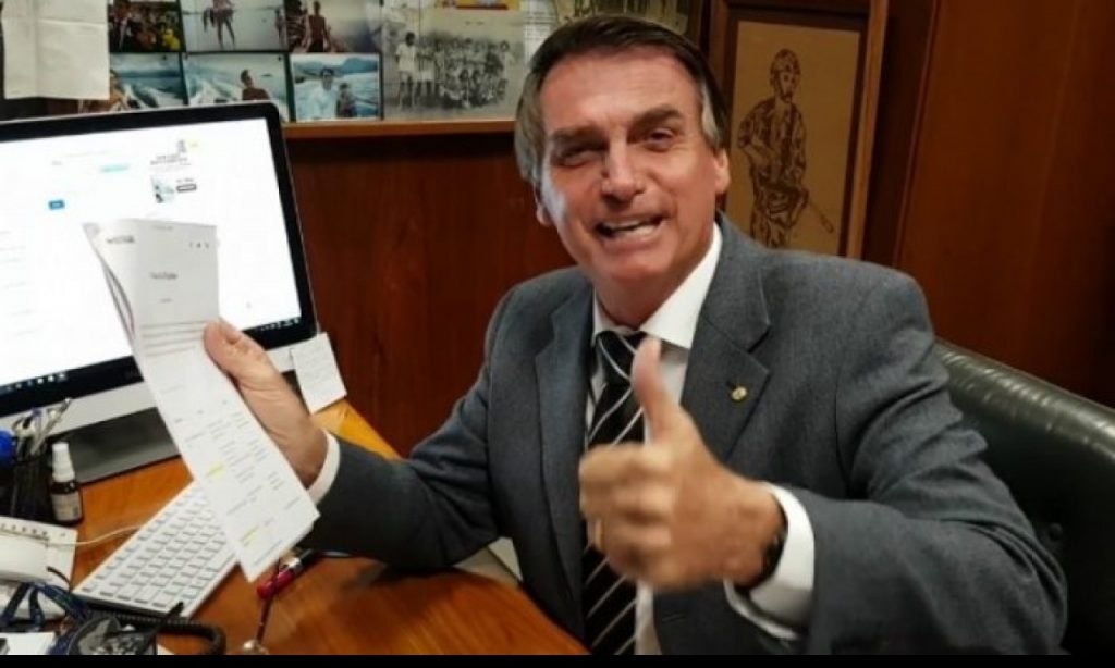 Imagem Ilustrando a Notícia: Vereadores aprovam entrega da Medalha Pedro Ludovico Teixeira a Jair Bolsonaro