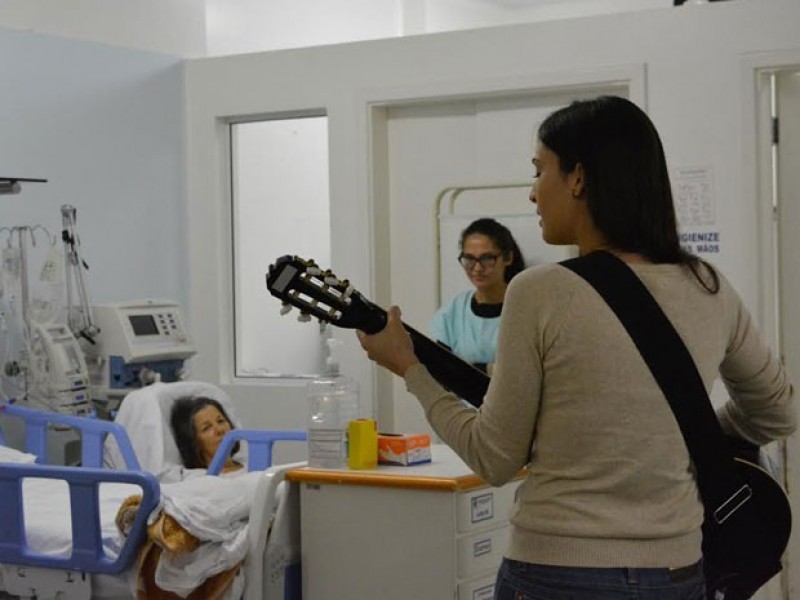 Imagem Ilustrando a Notícia: Projeto leva música para pacientes e familiares de UTI