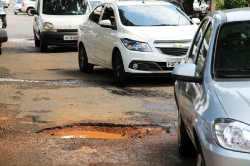 Imagem Ilustrando a Notícia: Período de chuva deixa ruas esburacadas