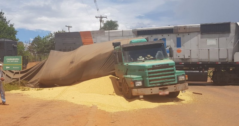 Imagem Ilustrando a Notícia: Colisão entre trem e carreta deixa carga de soja espalhada na pista, em Ipameri