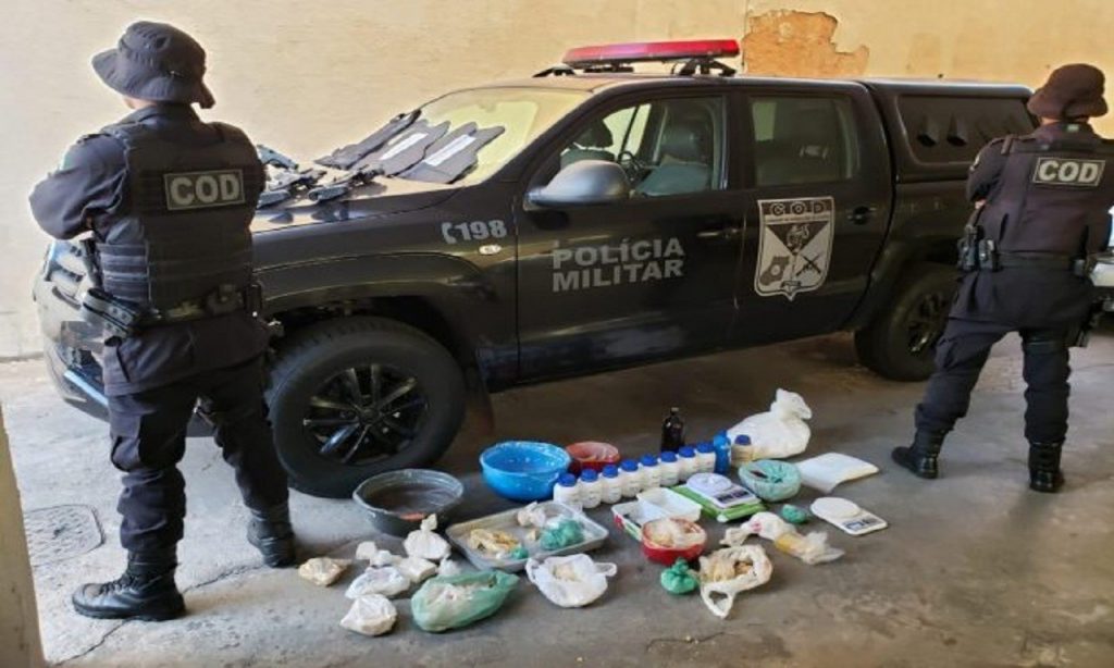 Imagem Ilustrando a Notícia: PM prende trio suspeito de tráfico de drogas e armas no Setor Universitário