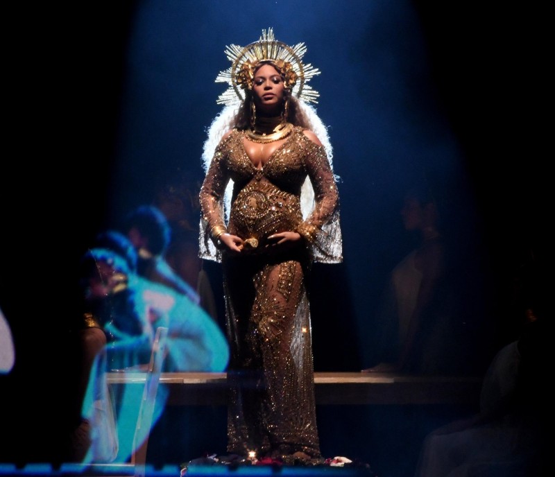 Imagem Ilustrando a Notícia: Beyoncé, grávida de gêmeos, exibe barriga no palco do Grammy 2017