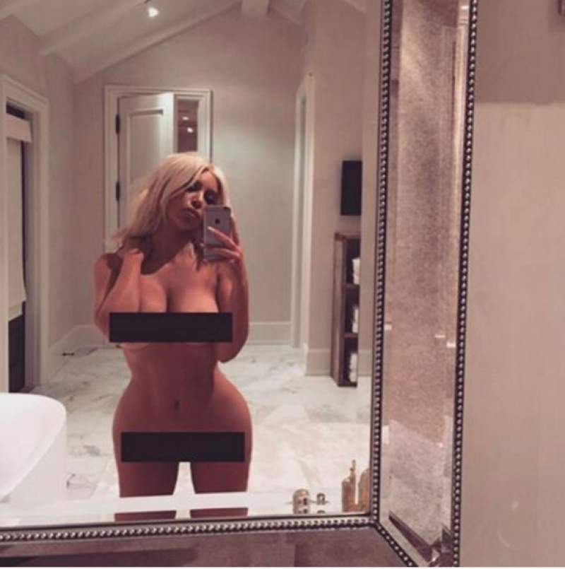 Imagem Ilustrando a Notícia: Kim Kardashian escreve manifesto pelo empoderamento do corpo feminino