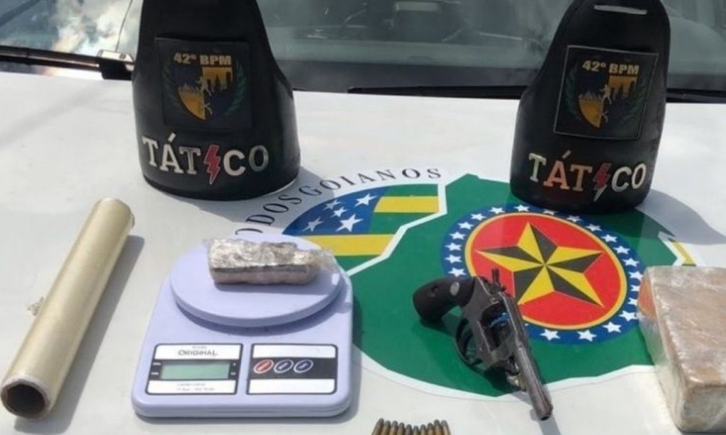 Imagem Ilustrando a Notícia: Dois traficantes de droga são presos e uma arma de fogo apreendida em Goiânia