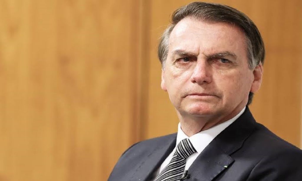 Imagem Ilustrando a Notícia: Jair Bolsonaro assina desfiliação do PSL