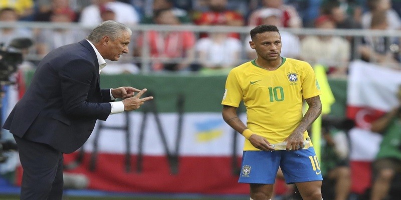 Imagem Ilustrando a Notícia: Tite exalta Neymar e admite expectativa por maior pressão
