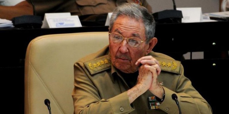 Imagem Ilustrando a Notícia: Raúl Castro recebe 201 médicos cubanos que saíram do Brasil