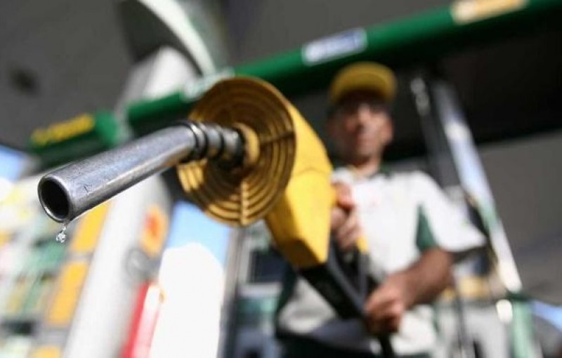 Imagem Ilustrando a Notícia: Petrobras anuncia redução do preço da gasolina em 3,2% a partir deste sábado