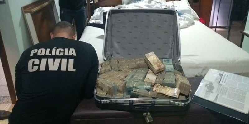 Imagem Ilustrando a Notícia: Polícia apreende novamente dinheiro em casa de João de Deus