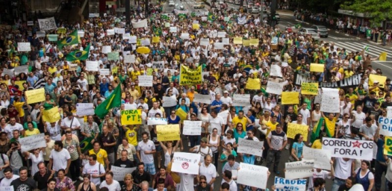 Imagem Ilustrando a Notícia: Protesto contra a presidente Dilma começa na Praça Tamandaré