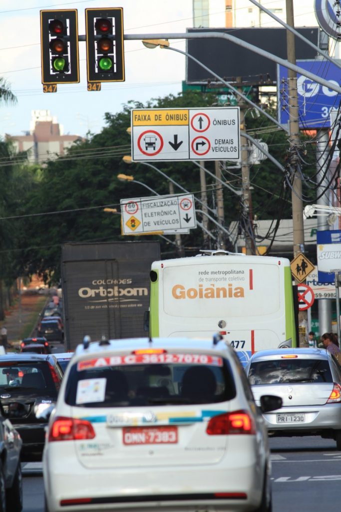 Imagem Ilustrando a Notícia: Corredor de ônibus está liberado para veículos