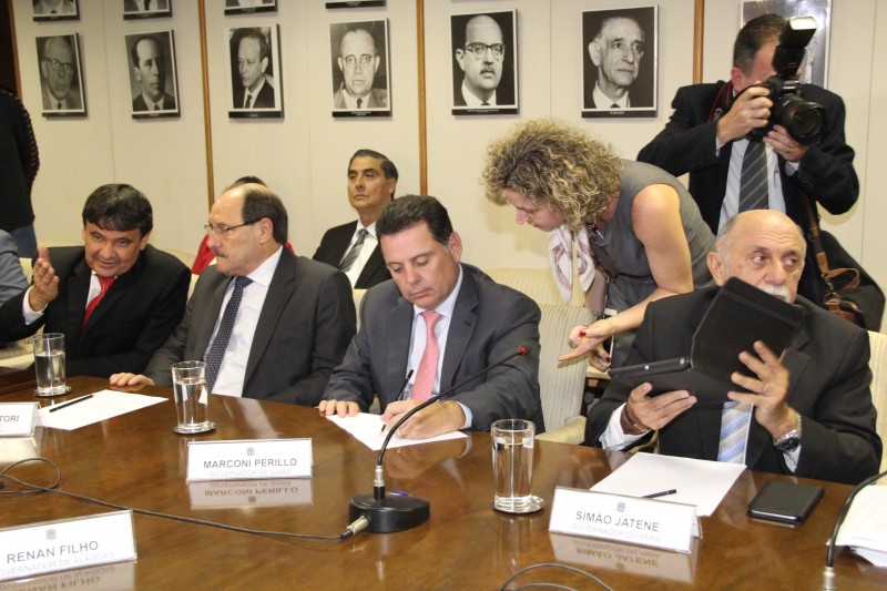 Imagem Ilustrando a Notícia: ‘Lula quis CPI para atingir Marconi’, diz senador do PT
