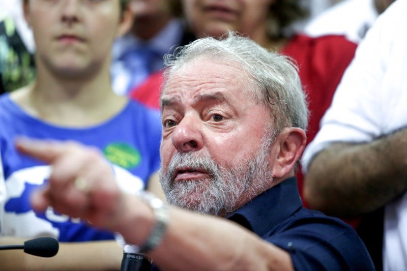 Imagem Ilustrando a Notícia: Lula é forçado a depor e repudia ação da PF