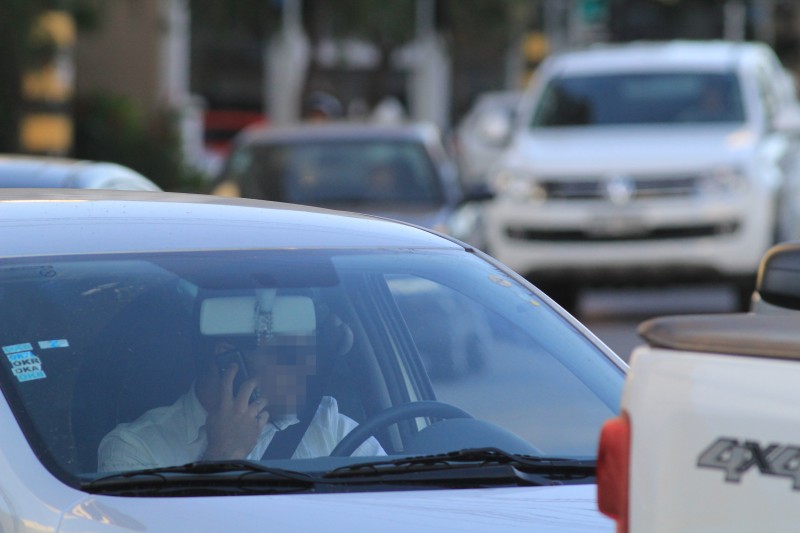 Imagem Ilustrando a Notícia: Multas por conduzir ao celular têm alta de 36%