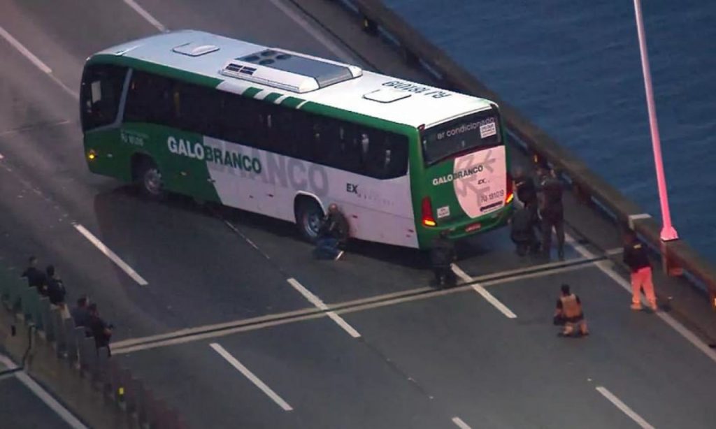 Imagem Ilustrando a Notícia: Homem mantém reféns em ônibus na Ponte Rio-Niterói