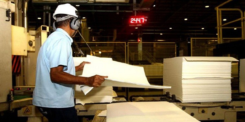 Imagem Ilustrando a Notícia: Produção industrial brasileira cai 0,2% de junho para julho