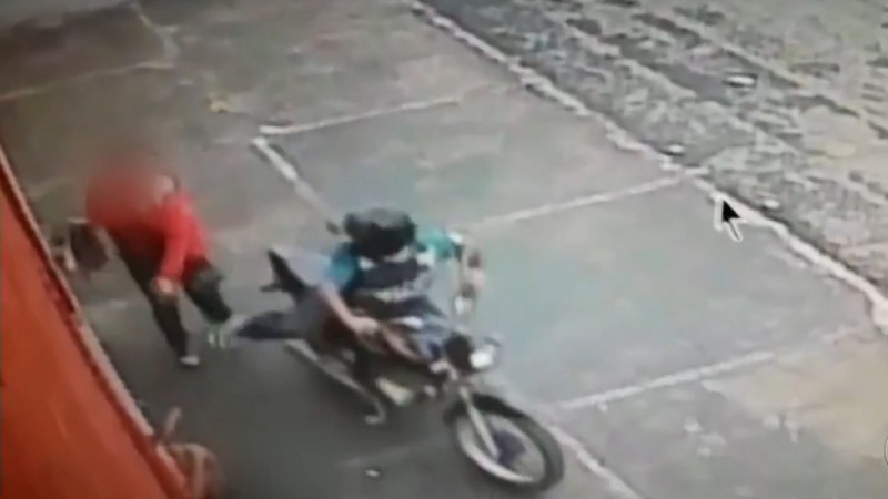 Imagem Ilustrando a Notícia: Mulher arremessa capacete contra ladrão durante assalto