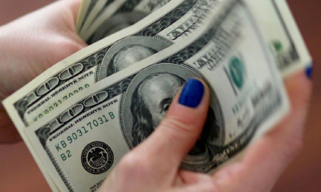 Imagem Ilustrando a Notícia: Dólar se afasta de mínimas com foco em negociações nos EUA