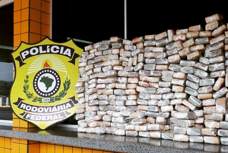 Imagem Ilustrando a Notícia: Casal é preso traficando 44 kg de drogas do Paraguai para Goiânia.